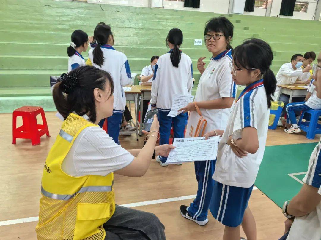 助力校园体检 奉献志愿力量——香市中学家长志愿服务队协助学校开展招生辅助服务